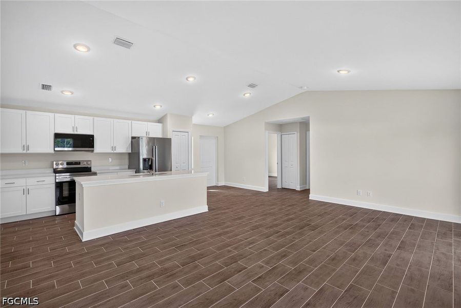 Spacious, unfurnished interior of a new home in Cape Coral, Cape Coral (Image 14).