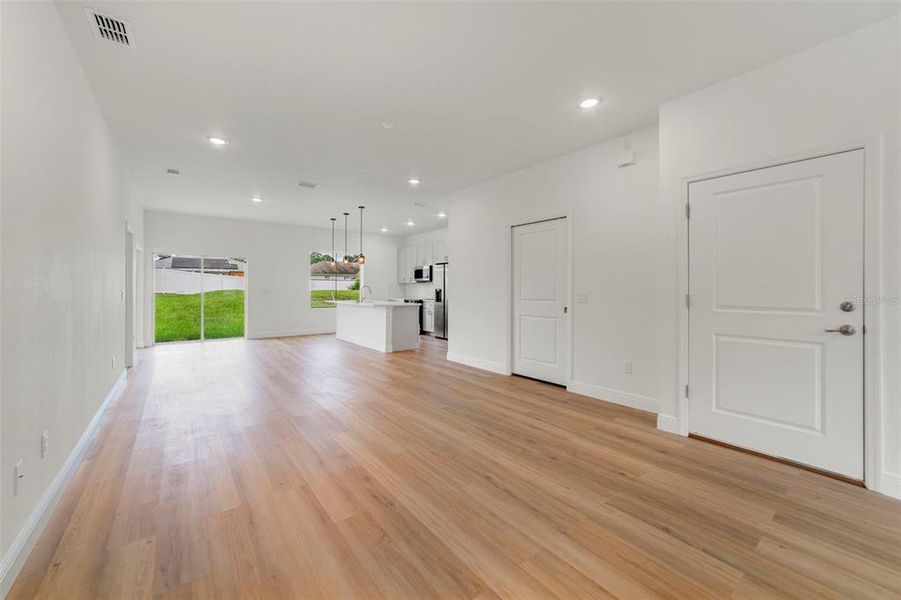 Spacious, unfurnished interior of a new home in , Deland (Image 12).