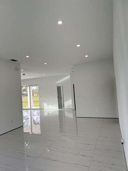 Spacious, unfurnished interior of a new home in , Port St. Lucie (Image 8).