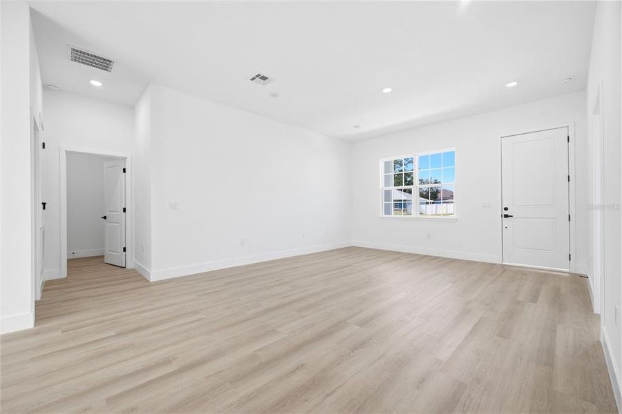 Spacious, unfurnished interior of a new home in , Ocala (Image 33).