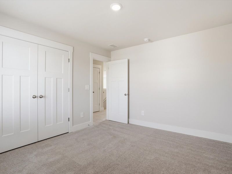 Spacious, unfurnished interior of a new home in Ashby Woods, Boiling Springs (Image 18).