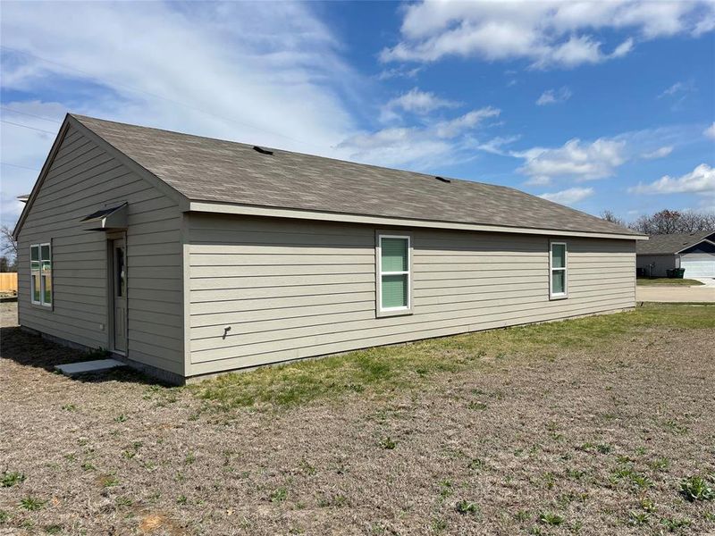 Exterior details and patio area of a home in Tolar Oaks, Tolar (Image 3).