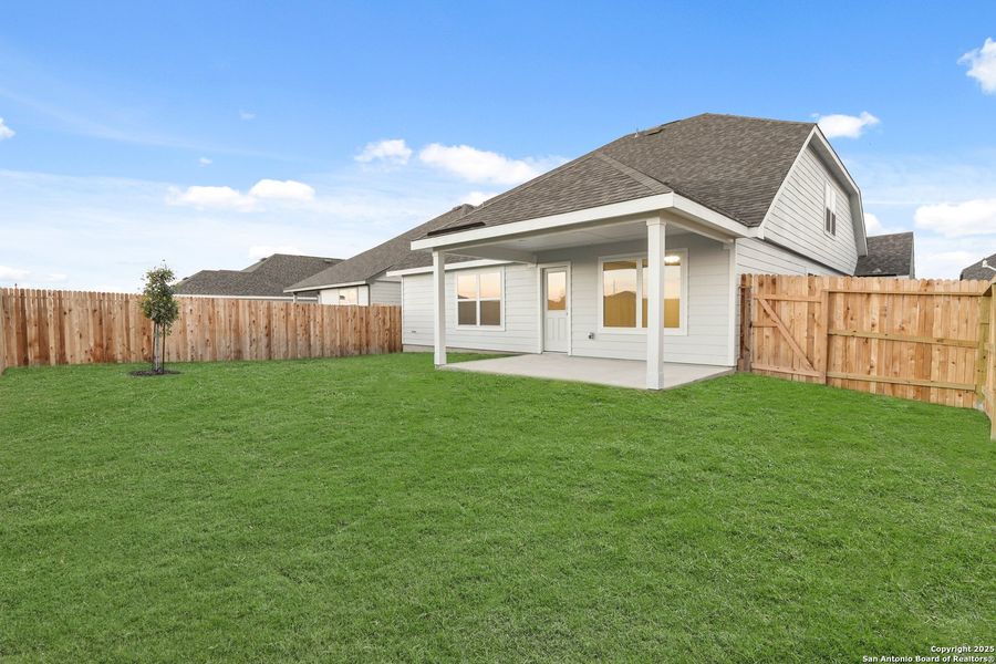 Exterior details and patio area of a home in Swenson Heights, Seguin (Image 4).
