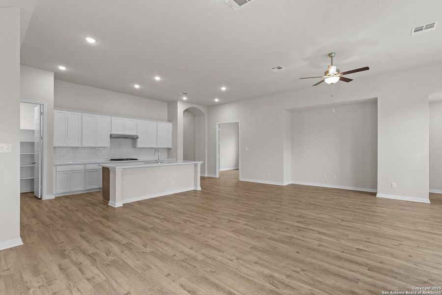 Spacious, unfurnished interior of a new home in Foxbrook, Cibolo (Image 31). Spacious, unfurnished interior of a new home in Foxbrook, Cibolo (Image 31).