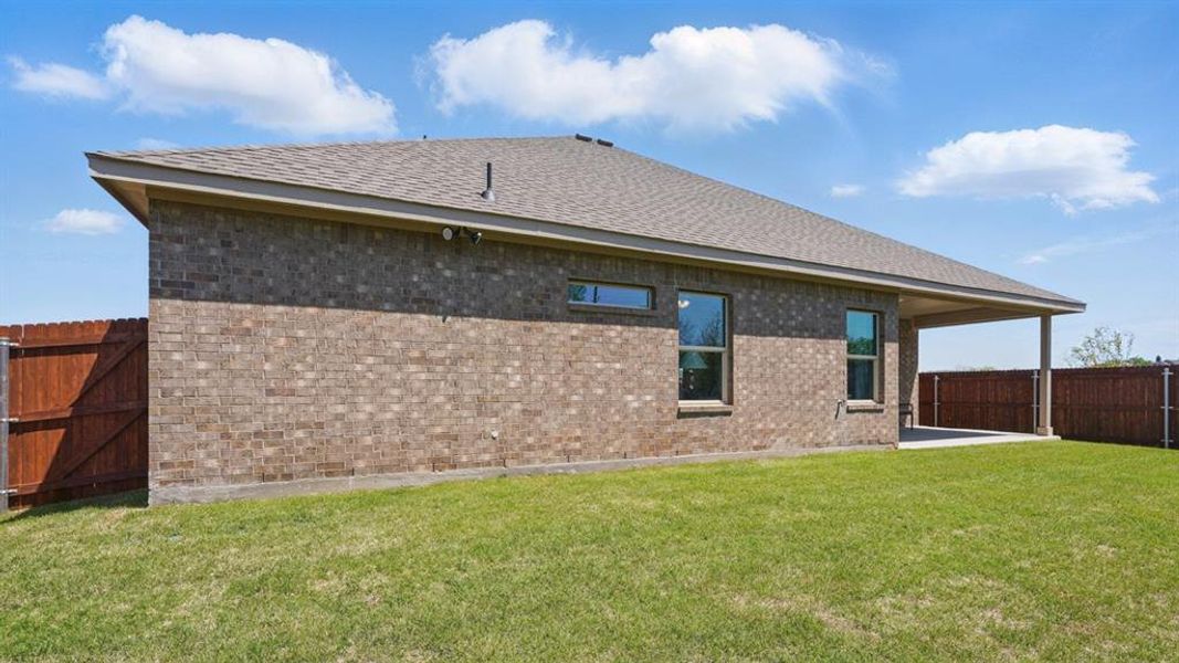 Exterior details and patio area of a home in Retta Estates, Mansfield (Image 3).