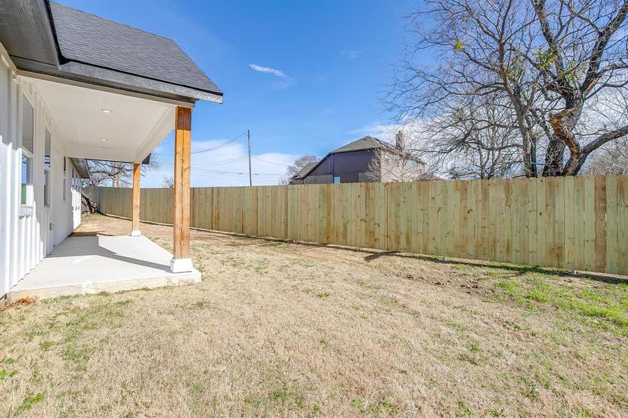 Exterior details and patio area of a home in , Runaway Bay (Image 3).