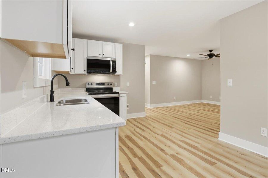 22-402 W James St-22 22-402 W James St-22