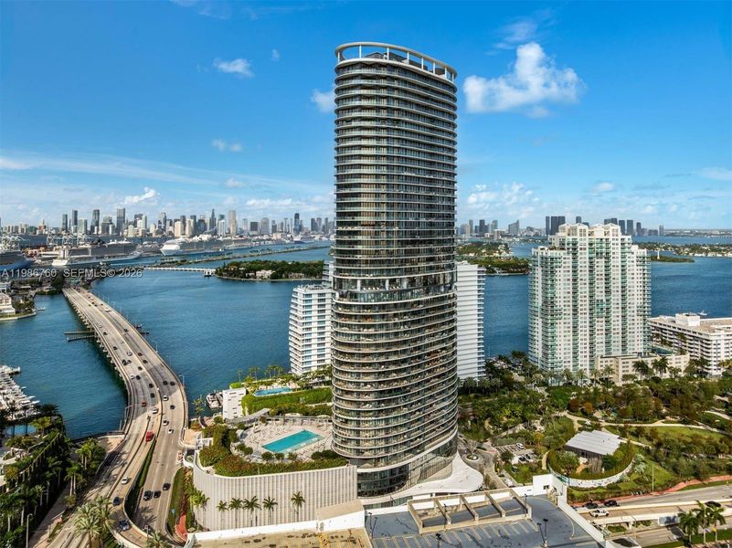 Condo located in Miami Beach, FL showcasing its design and architecture (Image 15).