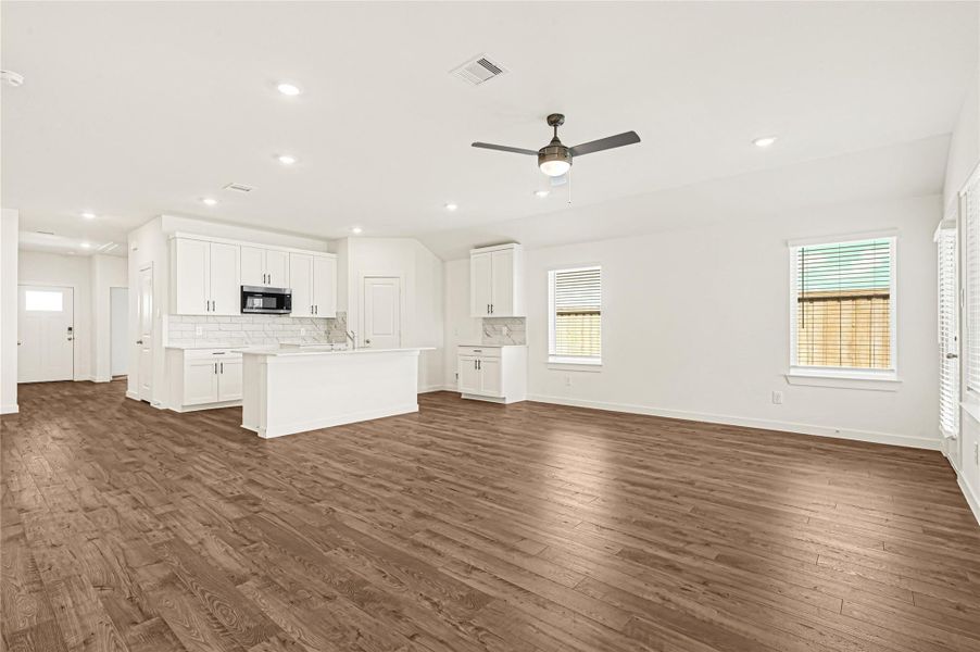 Spacious, unfurnished interior of a new home in Tamarron, Fulshear (Image 18). Spacious, unfurnished interior of a new home in Tamarron, Fulshear (Image 18).