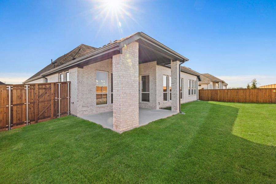 Exterior details and patio area of a home in Myrtle Creek, Waxahachie (Image 4).