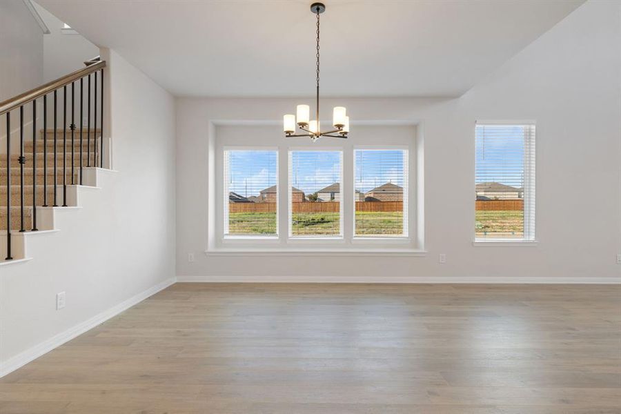 Whether it's lively dinner parties of cozy family meals, this dining room fits all occasions!