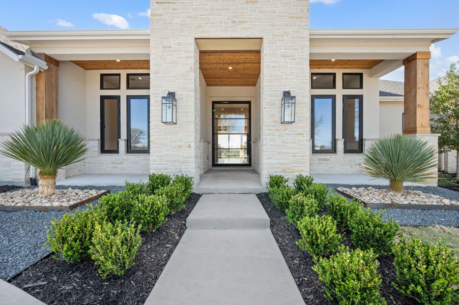 Exterior details and patio area of a home in Fleming Pointe, Fort Worth (Image 4).