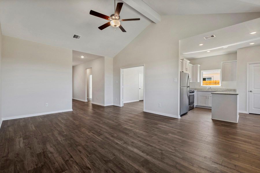 Spacious, unfurnished interior of a new home in Pinewood Trails, Cleveland (Image 9).