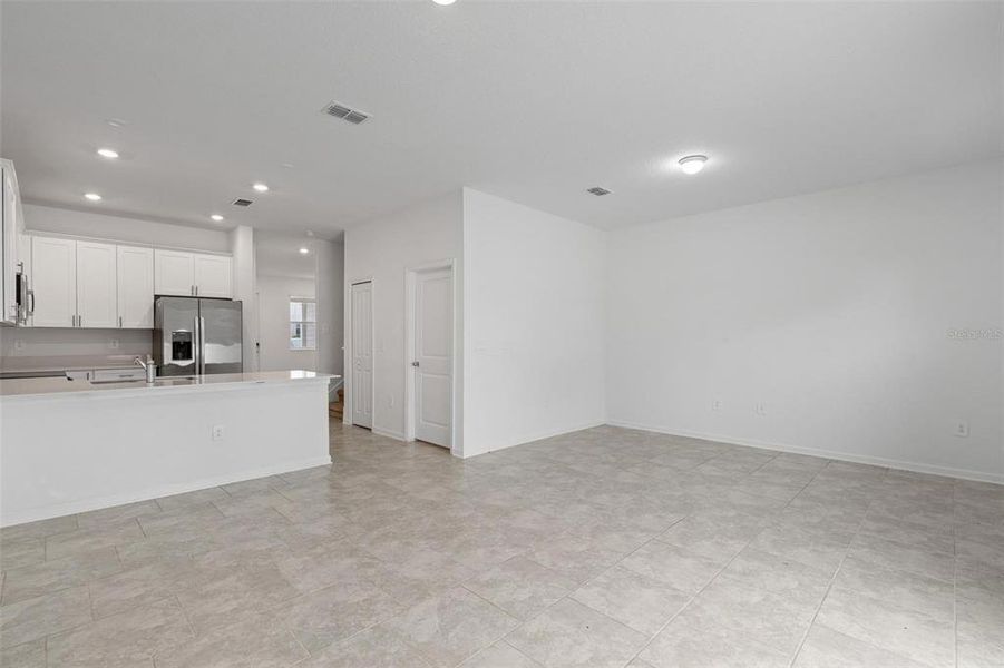 Spacious, unfurnished interior of a new home in Lake Wilson Reserve, Kissimmee (Image 16). Spacious, unfurnished interior of a new home in Lake Wilson Reserve, Kissimmee (Image 16).