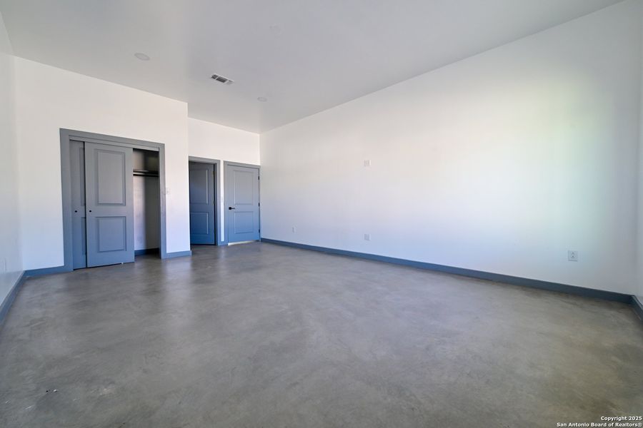 Spacious, unfurnished interior of a new home in , Marfa (Image 12).