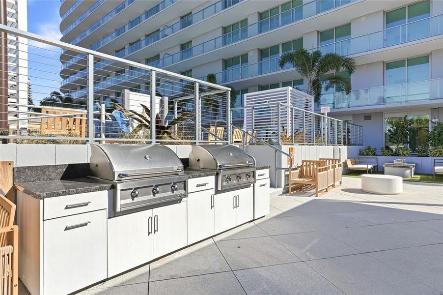 Condo located in St. Petersburg, FL showcasing its design and architecture (Image 4).