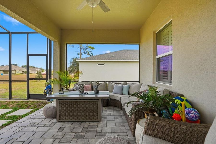 Exterior details and patio area of a home in , Weeki Wachee (Image 4).