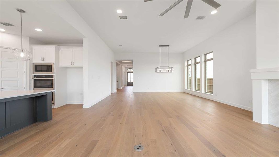 Spacious, unfurnished interior of a new home in Myrtle Creek 71', Waxahachie (Image 17).