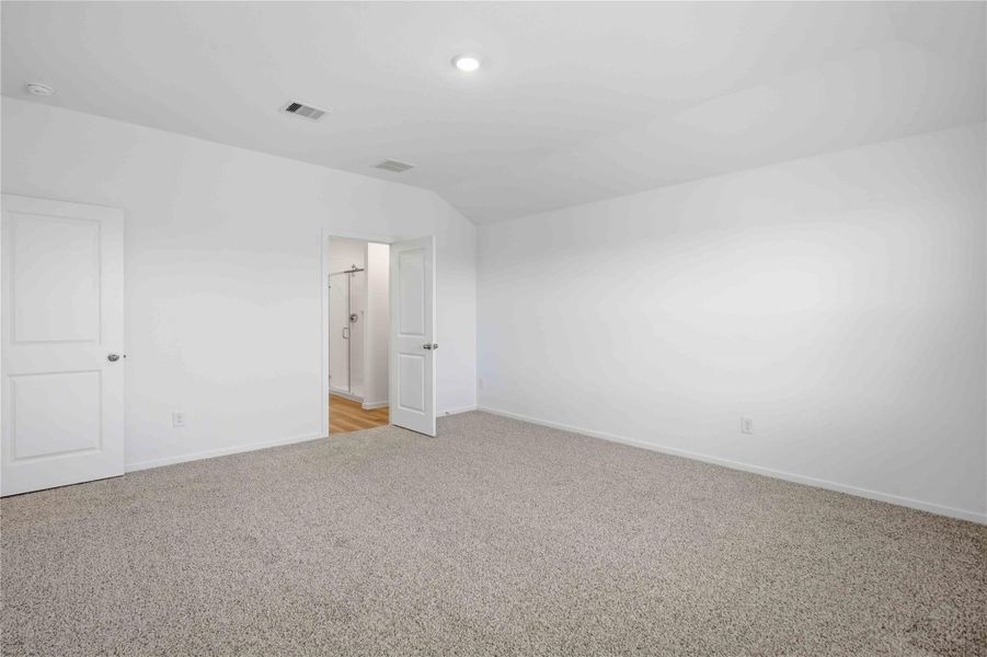 Spacious, unfurnished interior of a new home in Allison Park, Houston (Image 12).