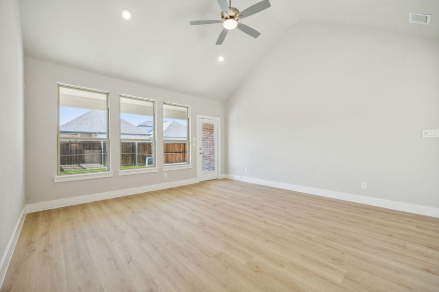 Spacious, unfurnished interior of a new home in Dove Hollow, Waxahachie (Image 16).