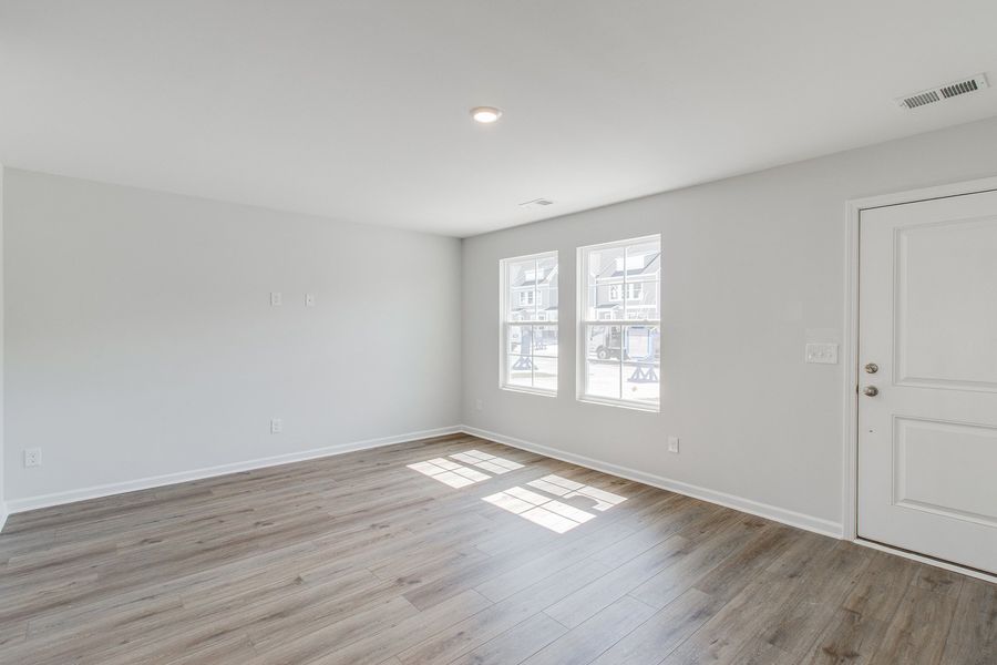 Spacious, unfurnished interior of a new home in Astoria, Columbia (Image 13).