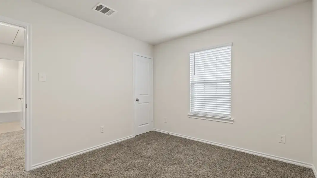Spacious, unfurnished interior of a new home in The Reserve at Timber Creek, Lindale (Image 14).