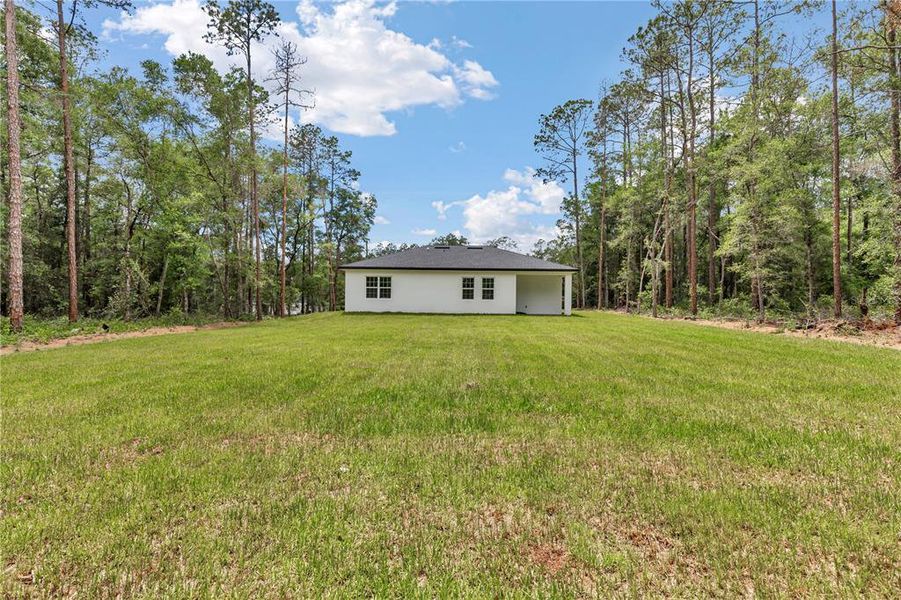 Exterior details and patio area of a home in , Dunnellon (Image 4).