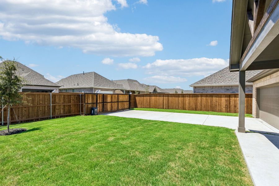 Exterior details and patio area of a home in Dove Hollow, Waxahachie (Image 3).