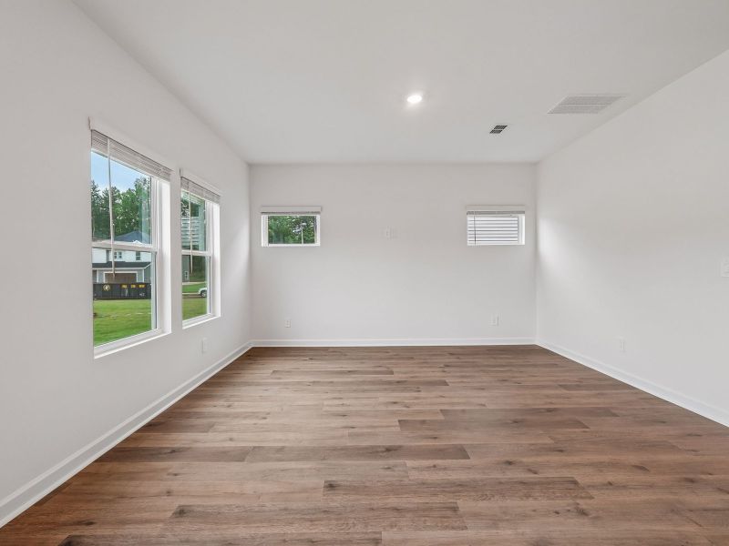 Spacious, unfurnished interior of a new home in Oxford Station, Salisbury (Image 12).