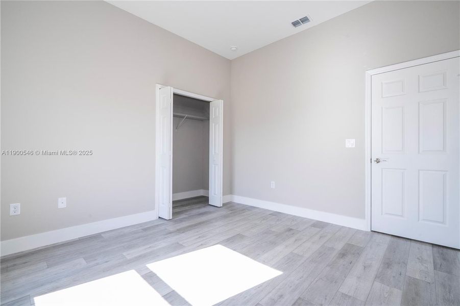 Spacious, unfurnished interior of a new home in , Sebring (Image 28).