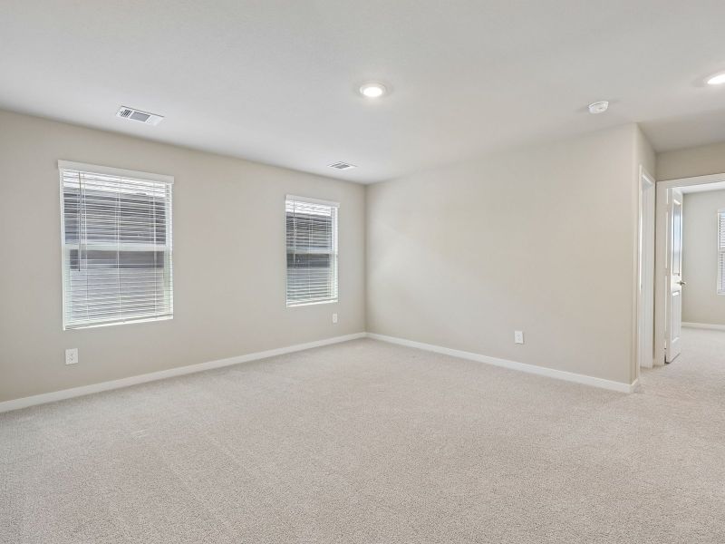 Spacious, unfurnished interior of a new home in Oak Ridge Park, Corinth (Image 15).