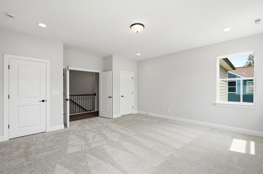 Spacious, unfurnished interior of a new home in Rone Creek, Waxhaw (Image 24).