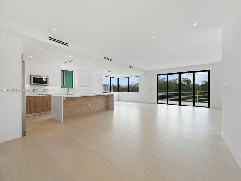 Spacious, unfurnished interior of a new home in , Tavernier (Image 14).