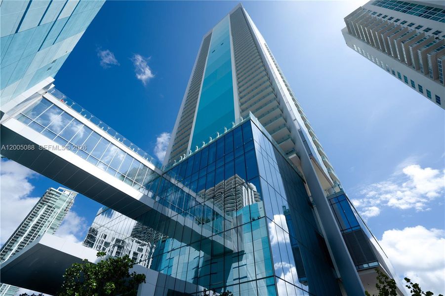 Condo located in Miami, FL showcasing its design and architecture (Image 22).