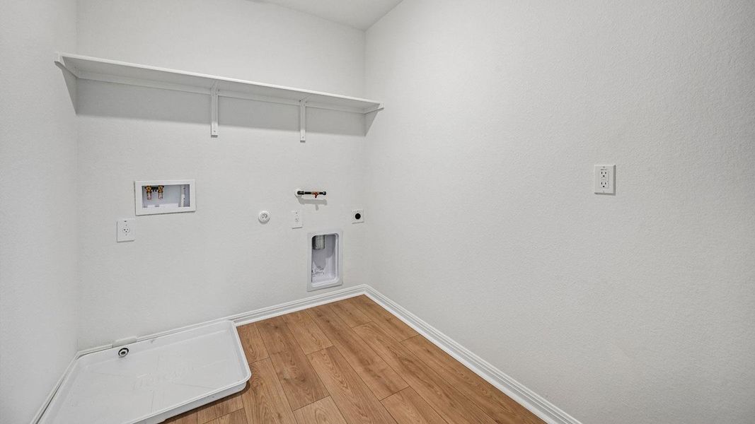 Spacious, unfurnished interior of a new home in Bar W Ranch, Leander (Image 27).