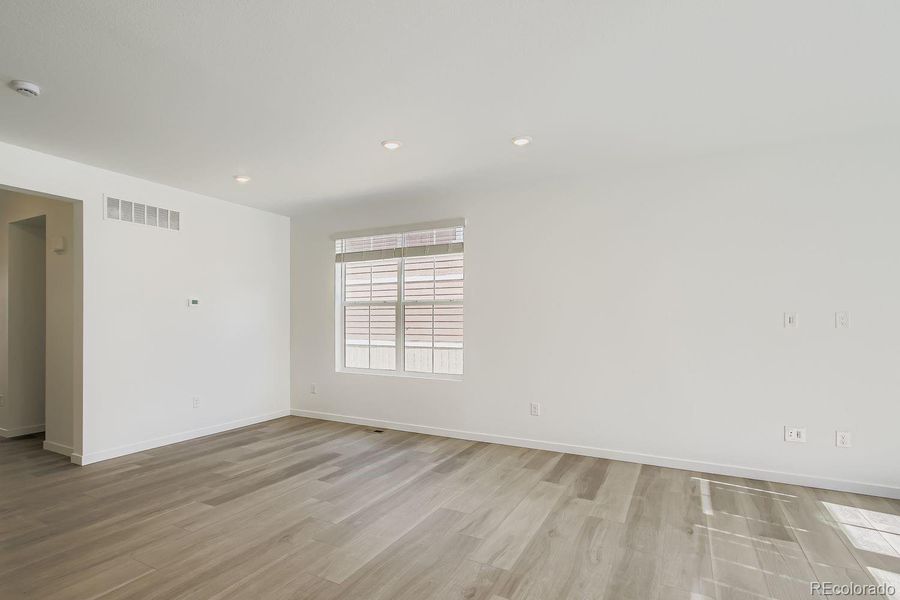 Spacious, unfurnished interior of a new home in Ken-Caryl Ranch: The Pioneer Collection, Littleton (Image 11).