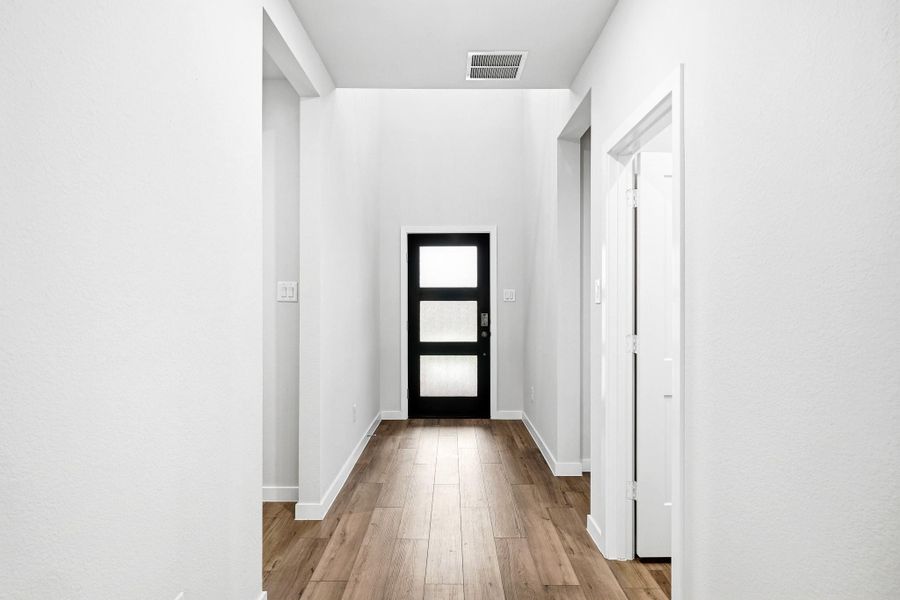 Spacious, unfurnished interior of a new home in Country Creek, Mont Belvieu (Image 11).