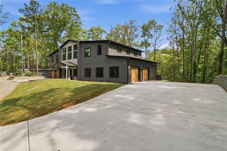 Exterior details and patio area of a home in , Acworth (Image 33).