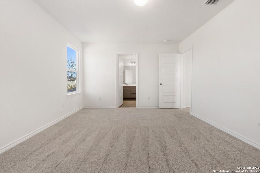 Spacious, unfurnished interior of a new home in Spanish Trails Villas, San Antonio (Image 10).