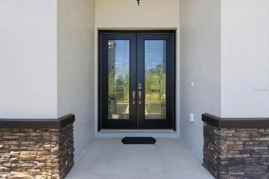 Exterior details and patio area of a home in , Beverly Hills (Image 4).