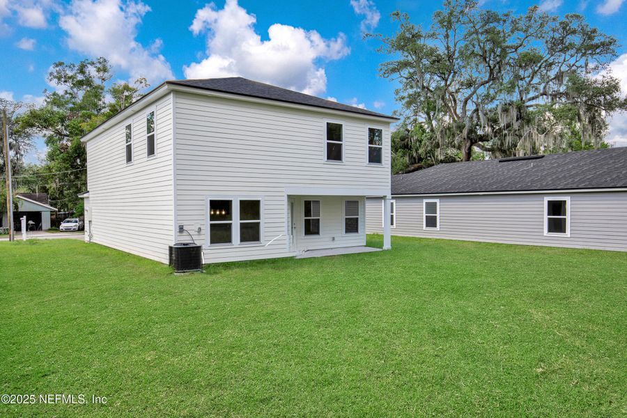Exterior details and patio area of a home in , Palatka (Image 25).