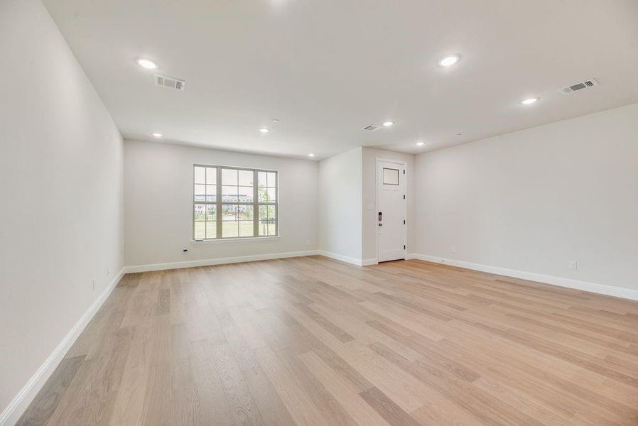 Spacious, unfurnished interior of a new home in Bayside, Rowlett (Image 12).