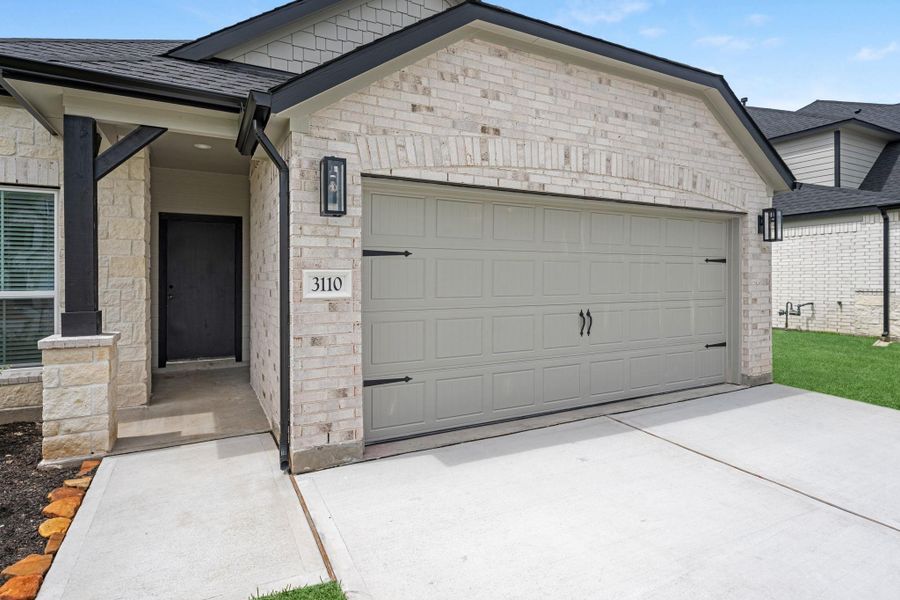 Exterior details and patio area of a home in Briarwood Crossing, Rosenberg (Image 4).