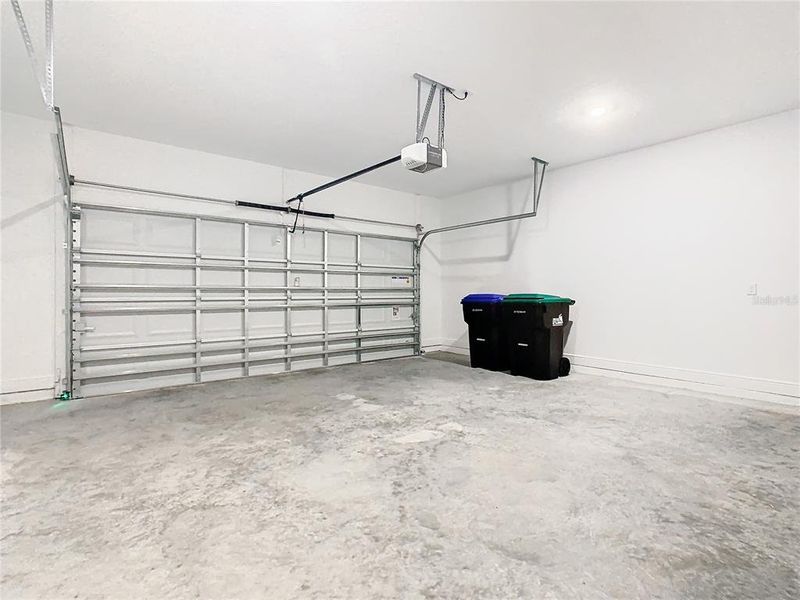 Spacious, unfurnished interior of a new home in , Winter Garden (Image 43).