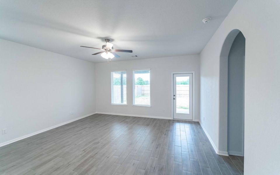 Spacious, unfurnished interior of a new home in Lago Mar, Texas City (Image 11).