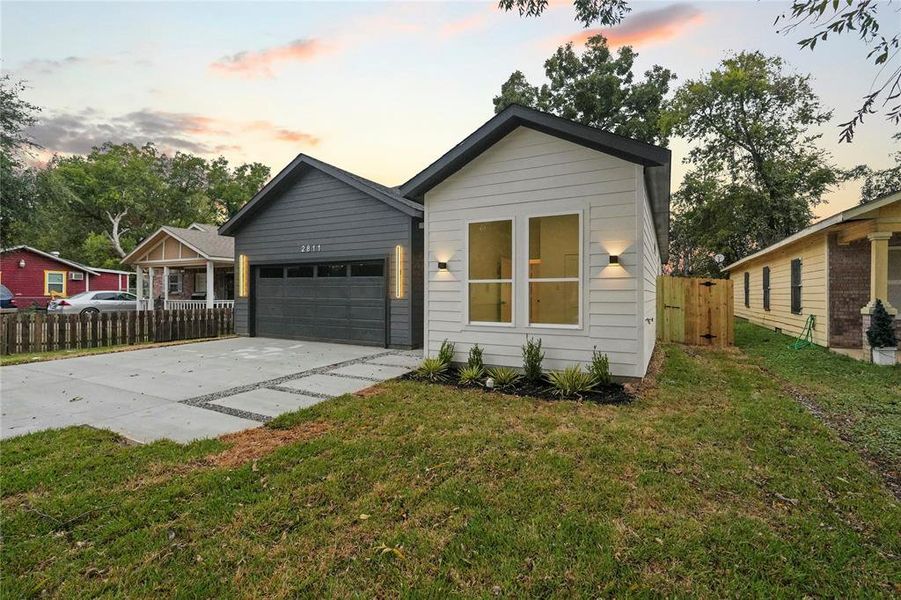 Exterior details and patio area of a home in , Dallas (Image 4).