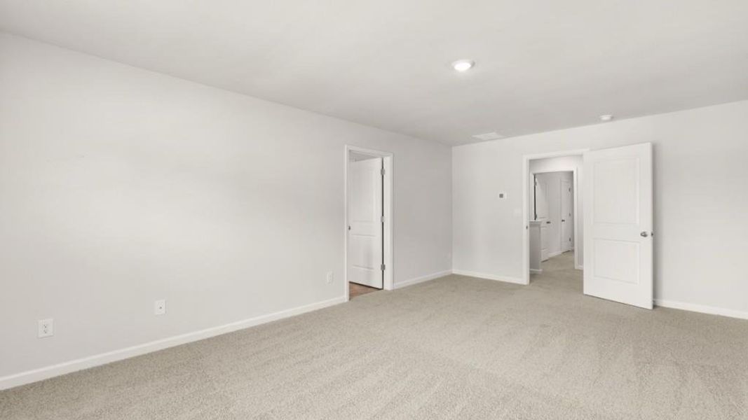 Spacious, unfurnished interior of a new home in Oaks at Cedar Grove, Fairburn (Image 26).