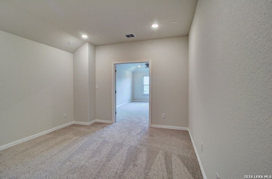 Spacious, unfurnished interior of a new home in Stream Waters, Seguin (Image 22).