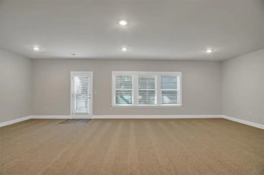 Spacious, unfurnished interior of a new home in Tuscany Hills, Douglasville (Image 28).