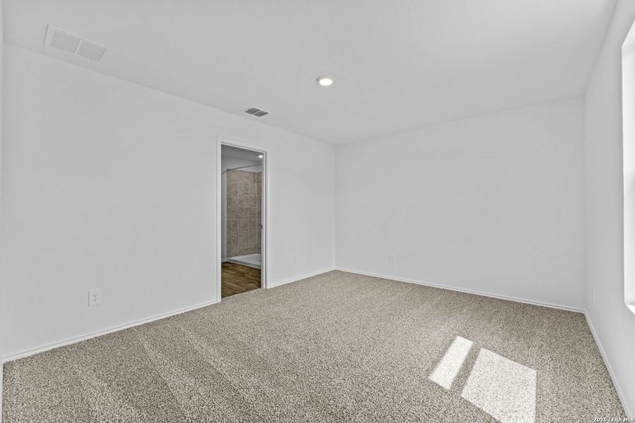 Spacious, unfurnished interior of a new home in Avenida, Converse (Image 19).